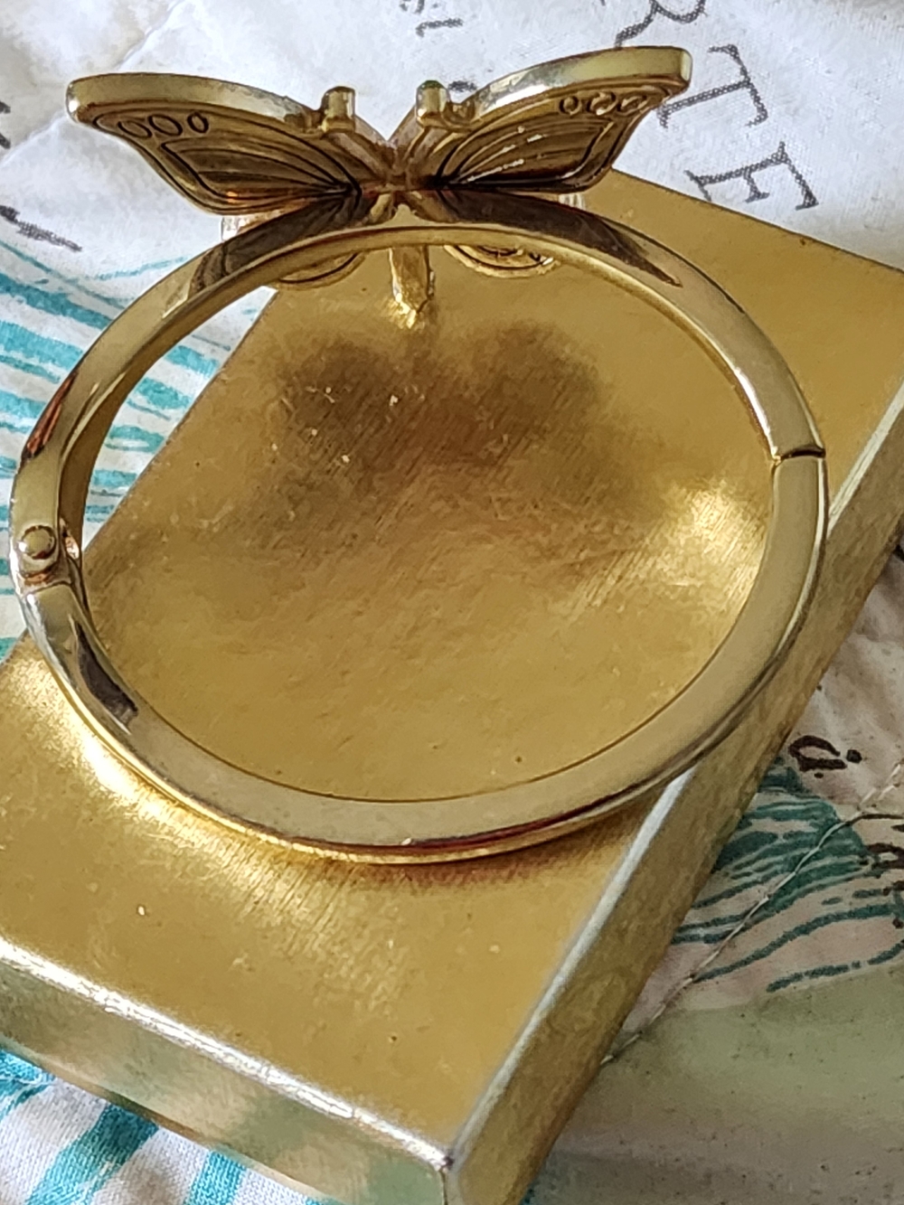 Betsey Johnson Gold Tone Butterfly Pavé Crystal Hinged Bangle Bracelet Signed - Picture 3 of 3